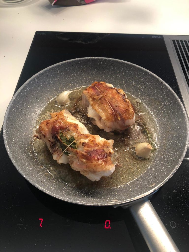 Saltimbocca vom Seeteufel, gebratener grüner Spargel, Sauerteigbrot ...